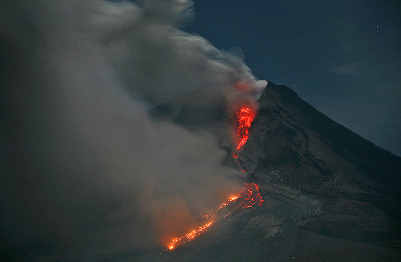 Illustration for article titled Las impresionantes imágenes del volcán Sinabung en Indonesia